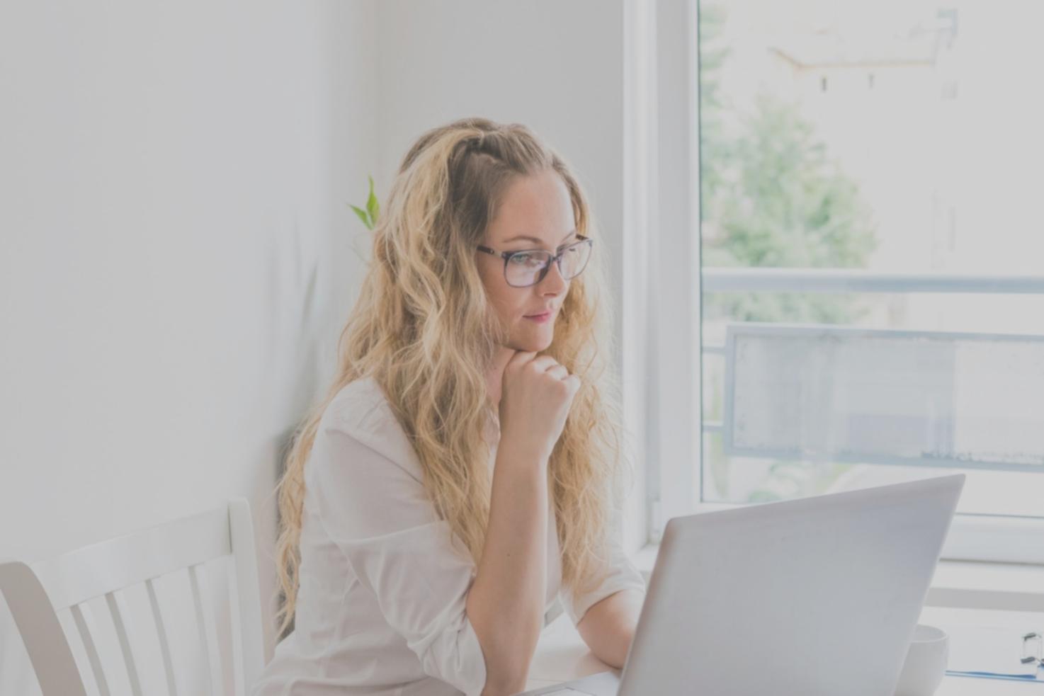 Consultation personnalisée en analyse financière avec graphiques et ratios